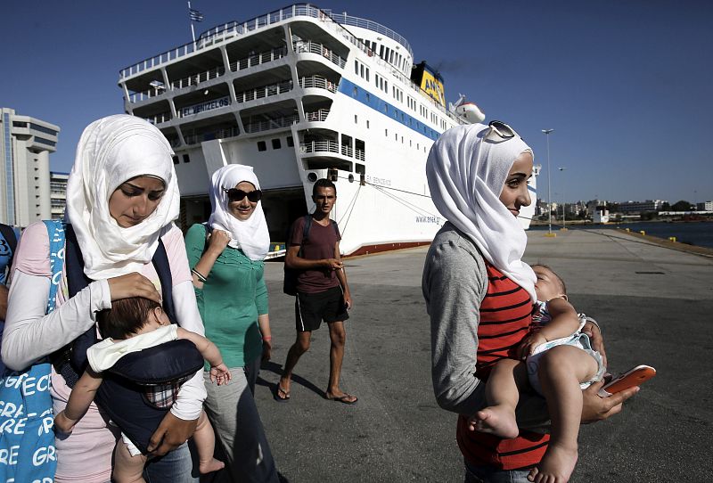 2.500 refugiados sirios llegaron este martes a Atenas a bordo del buque "Eleftheros Venizelos"