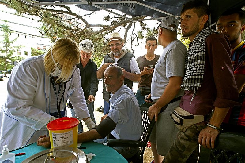 Personal médico atiende a migrantes en Belgrado, Serbia