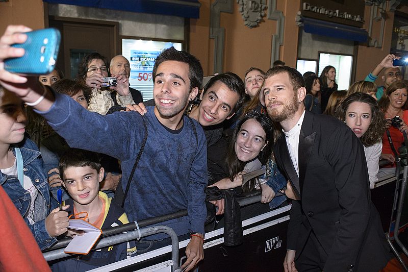 Álvaro Cervantes haciéndose selfies con sus fans en Vitoria