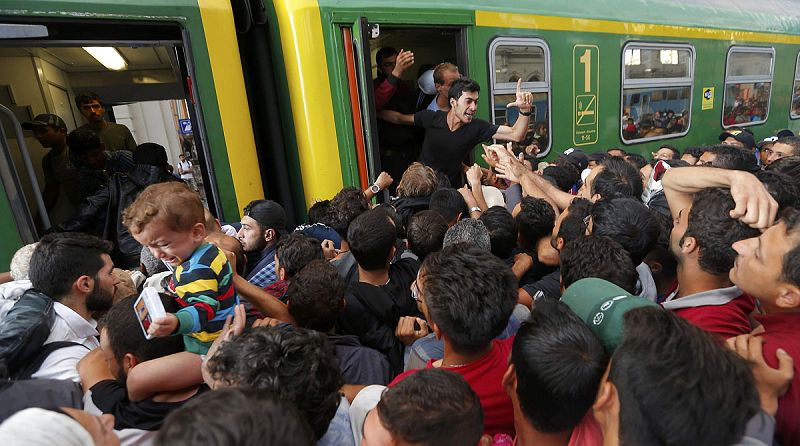 Refugiados intentan abordar un tren en la estación de Keleti, en Budapest, tras su reapertura