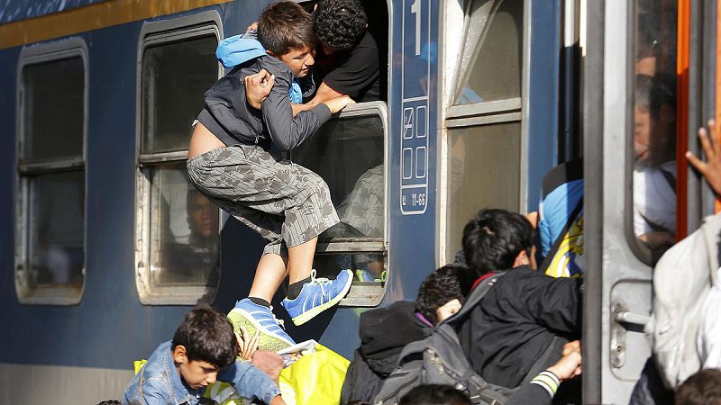 Refugiados intentan abordar un tren en la estación de Keleti, Budapest, después de dos días de serles prohibida la entrada. REUTERS/Laszlo Balogh