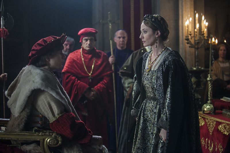 Germana de Foix besa la mano de su nuevo rey, Carlos