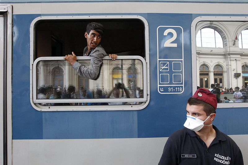 Migrantes permanecen en el interior de un tren en la estación de trenes de Bicske, Hungría