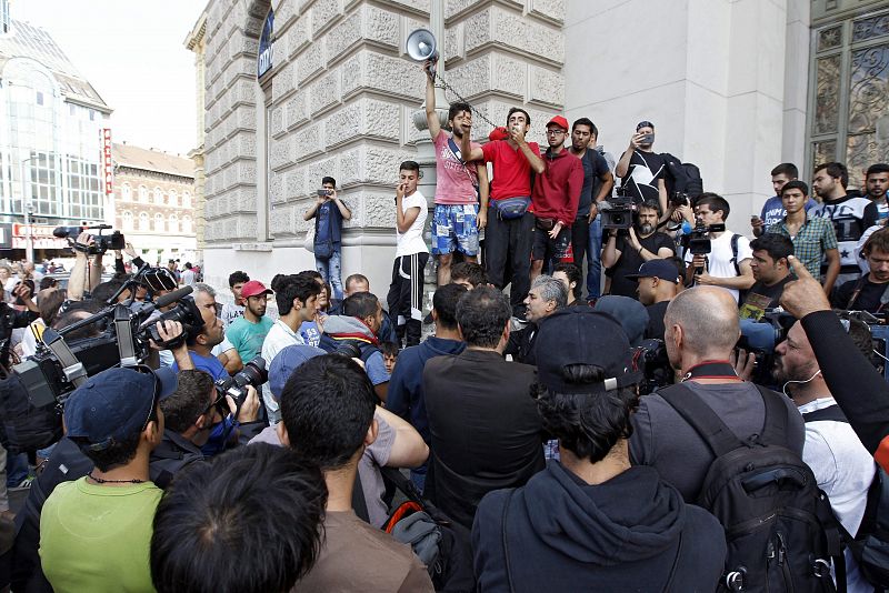 Protestas frente a la estación de Keleti