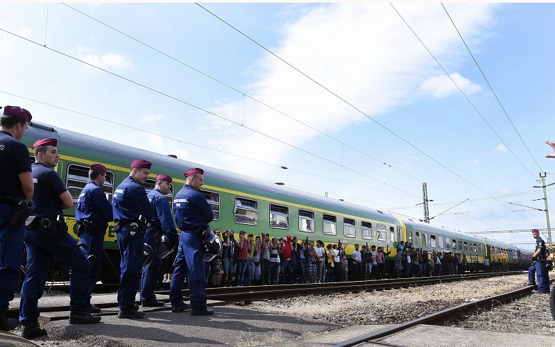 MEDIO MILLAR DE REFUGIADOS PASAN LA NOCHE EN UN TREN EN HUNGRÍA