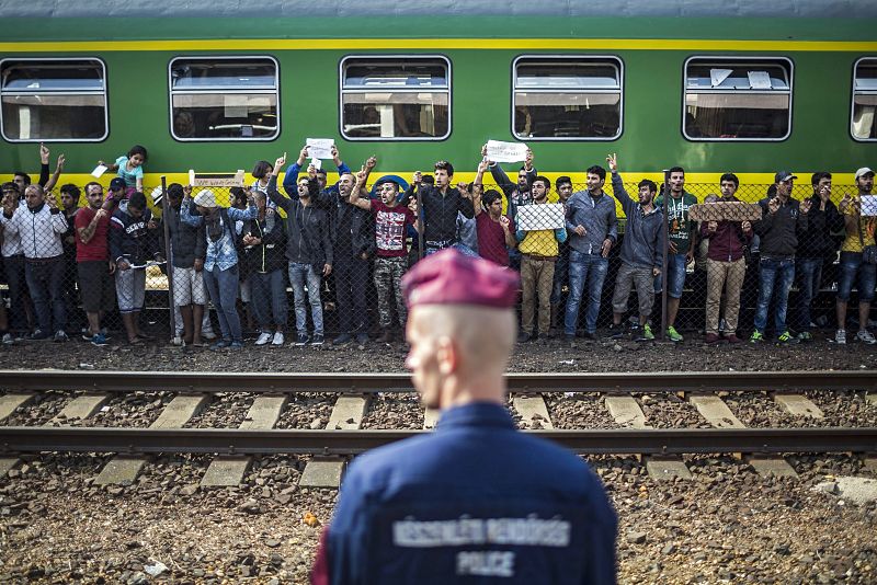 Medio millar de refugiados han pasado la noche en este tren