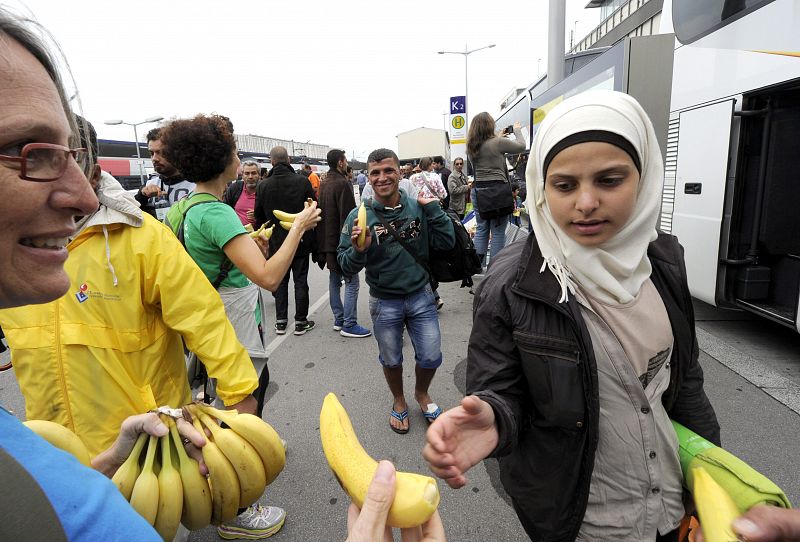 Los voluntarios reparten comida a su llegada a Viena