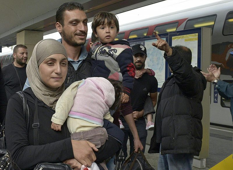 Los refugiados llegan de madrugada a la estación de tren de Viena