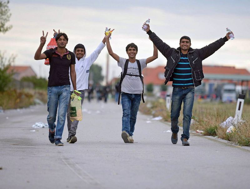 Celebran haber cruzado la frontera con Austria