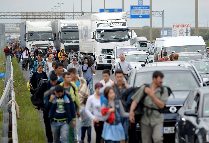 Unos llegan en autobus, y otros a pie a Austria