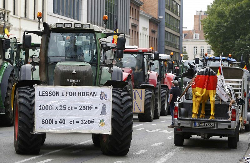 Un tractor muestra con un ejemplo para el Comisario de Agricultura como los bajos precios suponen el fin del sector lácteo europeo.