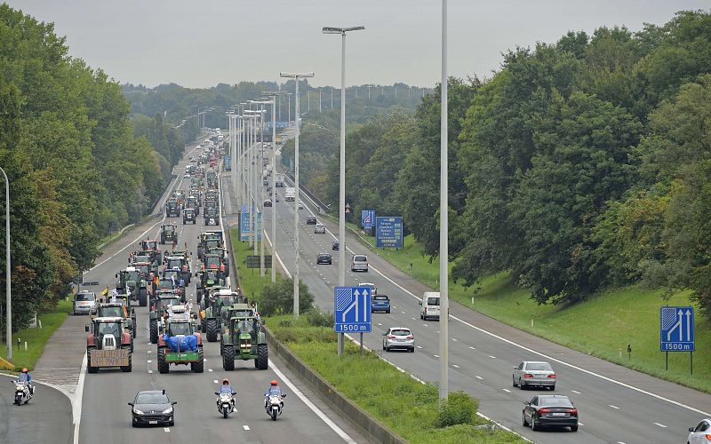 Una caravana de tractores colapsa la autopista E40 en Bruselas. Los ganaderos protestan por el bajo precio de la leche ante el Consejo extraordinario de los ministros de Agricultura.