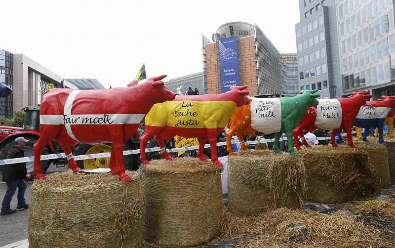 Varias esculturas de vacas con las banderas de Dinamarca, España, Irlanda, Austria y Holanda reclaman que suba el precio de intervención para cubrir los costes de producción