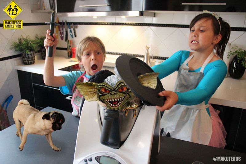 Candela y Mateo cocinando