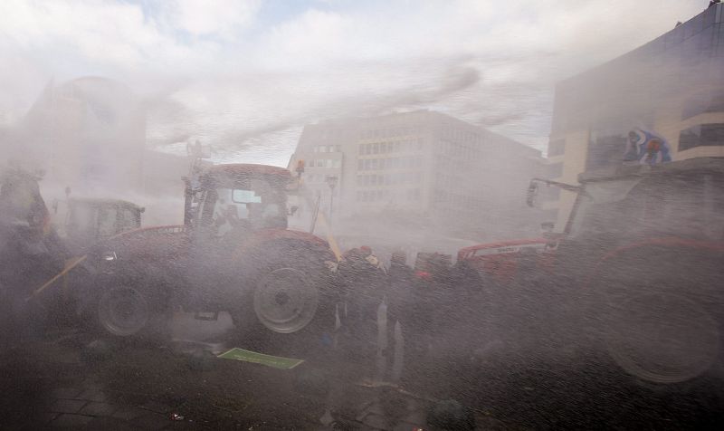 Miles de tractores y agricultores de toda Europa llegan a Bruselas para protestar por la bajada del precio de la leche