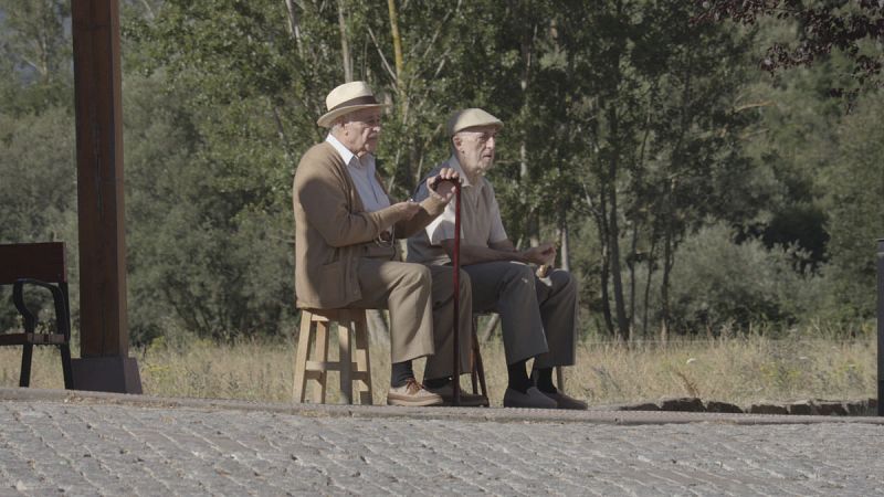 Claudio y Braulio también son vecinos de Ezcaray. Son algo cotillas y les encanta pasar las horas en el hostal de Cata.
