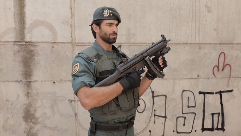 Licenciado en Derecho y doctorado en Filosofía, habla perfectamente inglés y alemán, además de tener nivel medio alto en chino y árabe