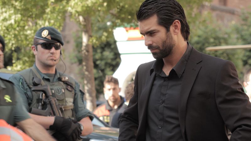 Un misterioso asesinato lleva al teniente Robles de Irak a Ezcaray. Es el mejor y tiene todos los conocimientos para resolver el caso.