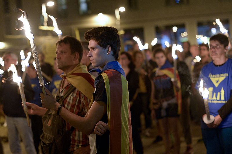 Jóvenes y mayores salieron a la calle con sus antorchas en la víspera de la Diada, que este año coincide con el primer día de la campaña electoral catalana.