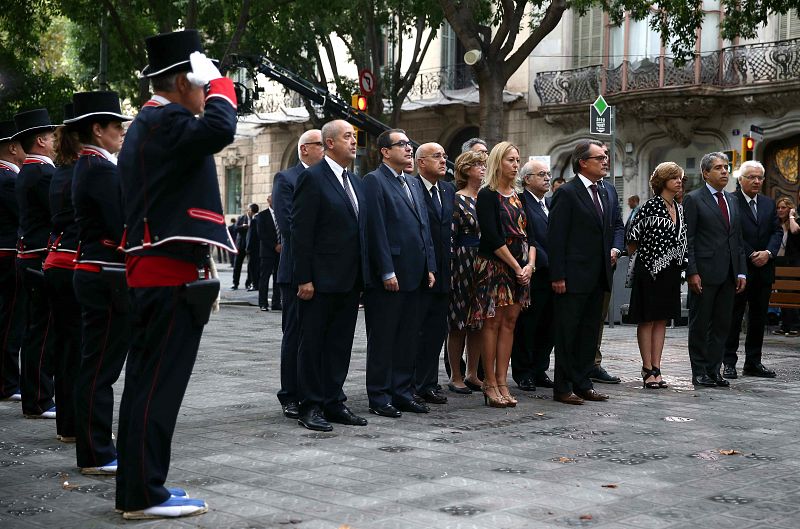 Los integrantes del Gobierno de la Generalitat, durante la ofrenda floral en el monumento de Rafael Casanova.