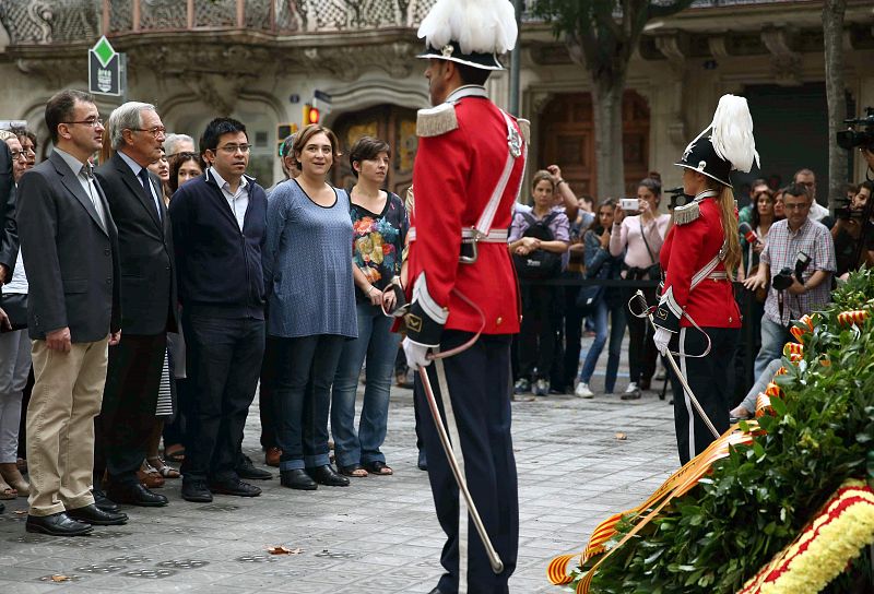 Los miembros de la corporación municipal de Barcelona, encabezados por la alcaldesa, Ada Colau,  durante la ofrenda floral ante el monumento de Rafael Casanova.