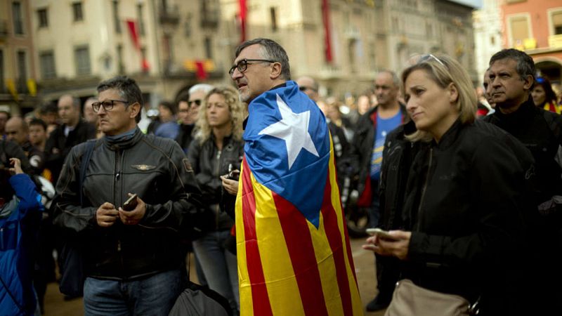 Un hombre porta una bandera catalana durante un acto de la Diada de Cataluña.