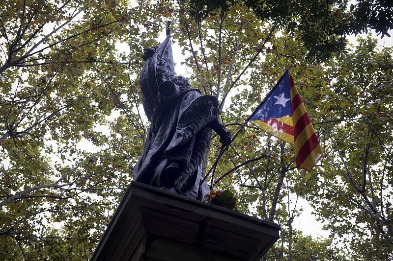 La estatua en homenaje a la figura de Rafael Casanova, jurista y conseller en cap de Barcelona en 1714, que se enfrentó a las tropas borbónicas de Felipe V en la guerra de sucesión española.