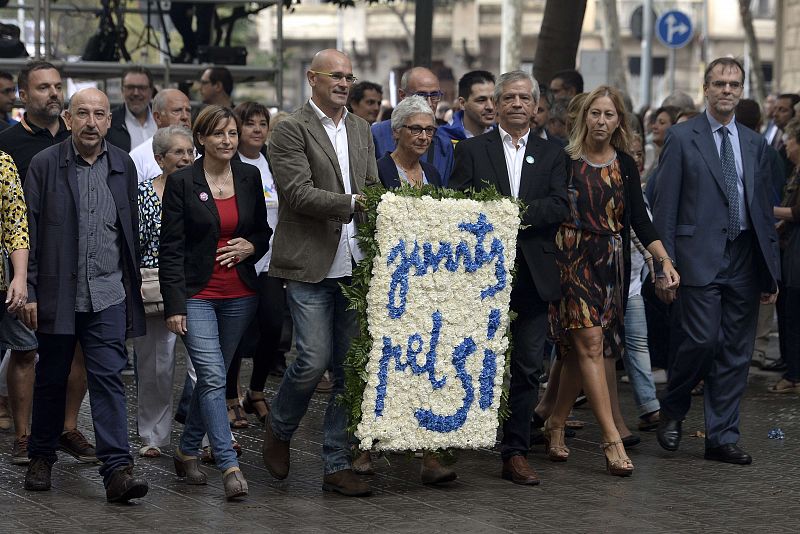 Raül Romeva, cabeza de lista de Junts pel sí, encabeza la ofrenda floral de la candidatura soberanista que aúna a CDC, ERC y diversas asociaciones civiles y ciudadanos independientes.