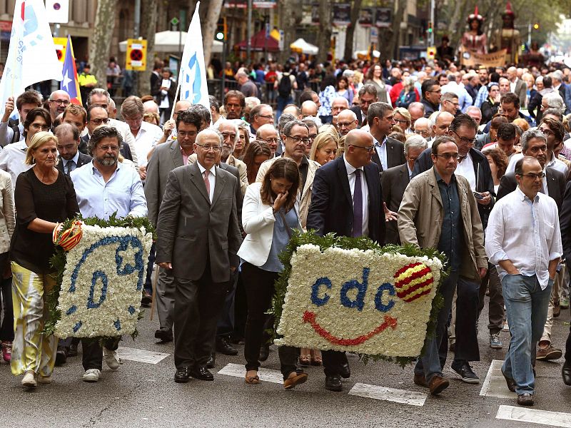 Los dirigentes de CDC, Jordi Turll (d) y Josep Rull (2d) junto a dirigentes de Demòcrates de Catalunya, Núria de Gispert, (i) Antoni Castellà (2i) y Joan Rigol (3i), ex miembros de UDC, participan en la ofrenda floral al monumento a Rafael Casanova