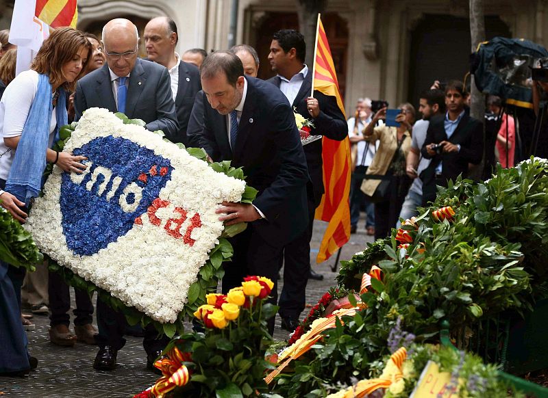 El candidato de Unió a la presidencia de la Generalitat, Ramon Espadaler, (d) junto al líder de la formación, Josep Antoni Duran Lleida (i) , participan en la tradicional ofrenda floral al monumento a Rafael Casanova.