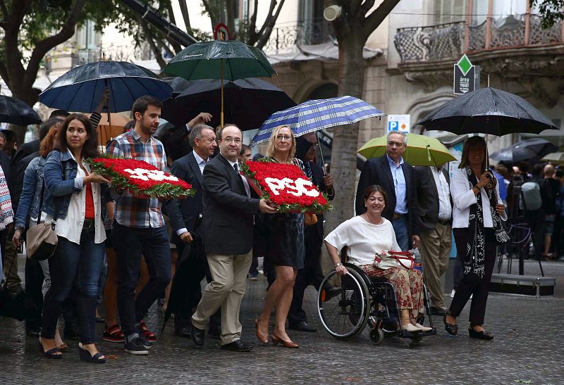 Ofrenda floral de la delegación del PSC, encabezada por el candidato de la formación a la presidencia de la Generalitat, Miquel Iceta.