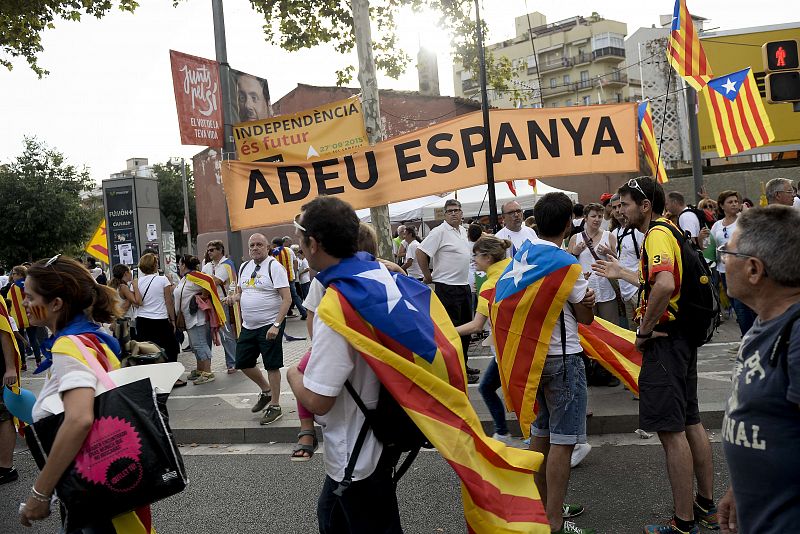 Además de las banderas independentistas, los manifestantes también enarbolaron pancartas en la manifestación que recuerda la rendición de Barcelona en 1714 ante las tropas borbónicas de Felipe V.