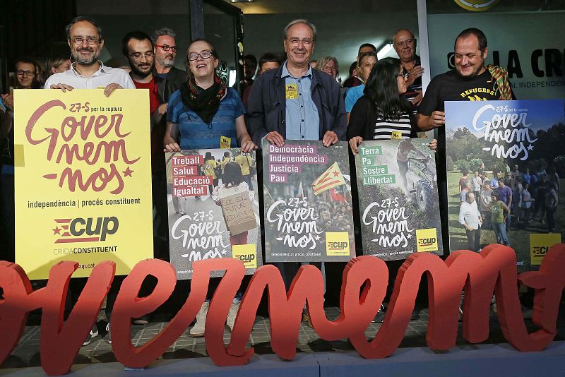 Miembros de Candidatura d'Unitat Popular, (i-d) Antonio Baños, Eulàlia Reguant, Julià de Jodar, Isabel Vallet y David Fernández, que celebraron su primer acto electoral en el barrio barcelonés del Eixample.