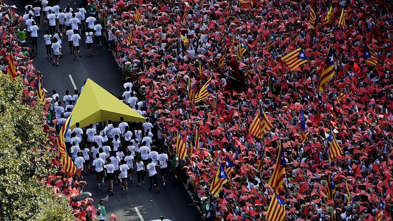 Un puntero gigante portado por varios deportistas, en dirección al escenario situado en uno de los ángulos de la Ciutadella, recorrió toda la avenida Meridiana de Barcelona en la gran manifestación de la Diada.