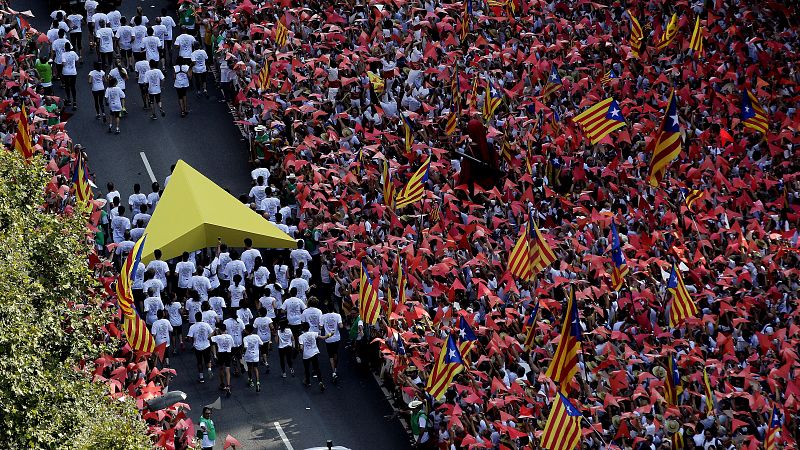 Un puntero gigante portado por varios deportistas, en dirección al escenario situado en uno de los ángulos de la Ciutadella, recorrió toda la avenida Meridiana de Barcelona en la gran manifestación de la Diada.