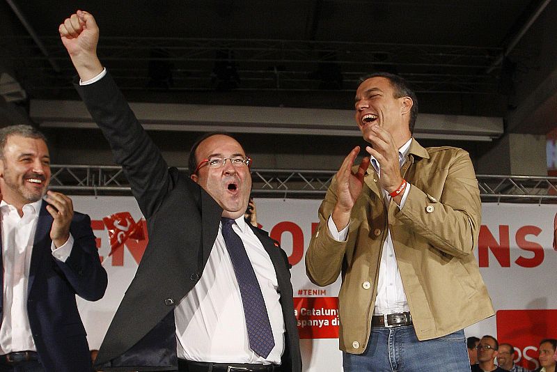 El secretario general del PSOE, Pedro Sánchez (d), y el candidato de los socialistas catalanes a la presidencia de la Generalitat, Miquel Iceta (c), durante el acto de inicio de campaña que celebran esta noche en el Centro de Cultura Contemporánea de