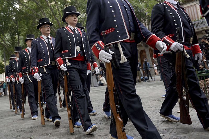 Los miembros de la guardia de honor de los Mossos d'Esquadra desfilan en la ofrenda floral dentro de las celebraciones de la Diada.