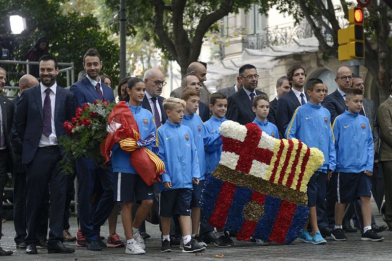 Como es costumbre, el FC Barcelona, con su presidente Josep Maria Bartomeu, y el capitán del primer equipo de fútbol, Andrés Iniesta, participaron con su ofrenda floral en las celebraciones institucionales de la Diada.