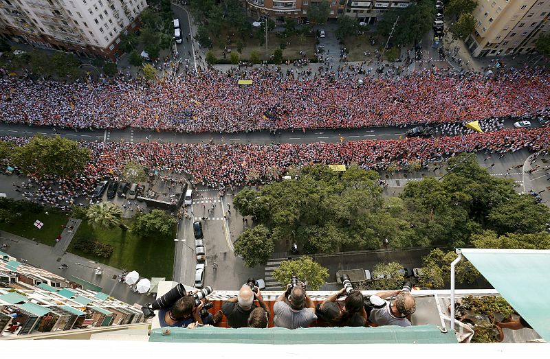 Los fotógrafos de la prensa toman desde lo alto de una terraza imágenes de la llamada Via Lliure a la República catalana el viernes 11 de septiembre, en la avenida Meridiana de Barcelona.