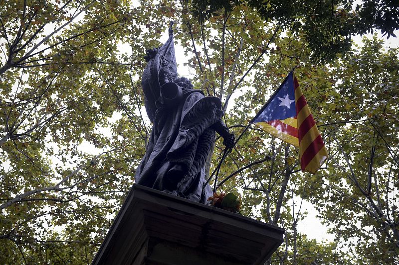 La estatua de Rafael Casanova, el conseller en cap de Barcelona en 1714, que recibe el homenaje en forma de ofrenda floral de los partidos políticos en la Diada catalana.