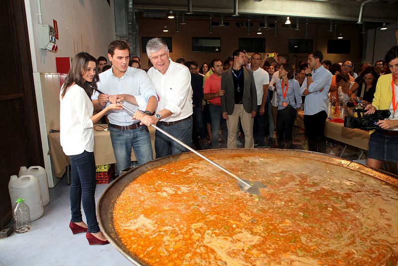 La candidata de Ciudadanos a la presidencia de la Generalitat, Inés Arrimadas, el presidente del partido, Albert Rivera (c), y el candidato de Ciutadans por Tarragona, Matías Alonso, en la arrozada popular celebrada en el recinto ferial de Tarragona,
