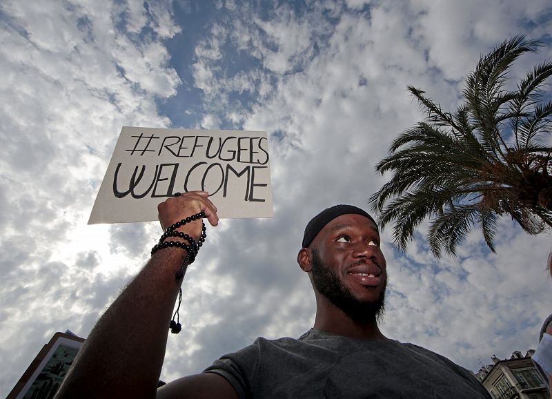 Un hombre sositene una pancarta que da la bienvenida a los refugiados durante la manifestación que ha tenido lugar en Niza, al sur de Francia.