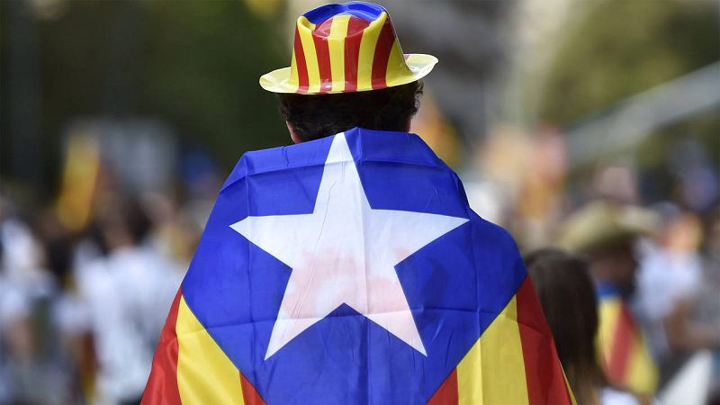 Un hombre envuelto en la bandera estelada en la manifestación de la Diada, el 11 de septiembre, en Barcelona.