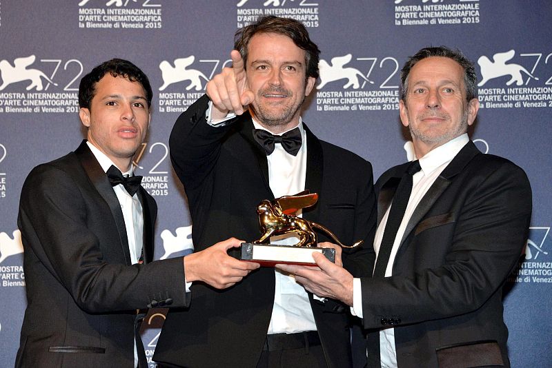 El director Lorenzo Vigás, posa con el León de Oro  junto a los actores Luis Silva y Alfredo Castro.  'Desde allá' es la primera película venezolana que participa en La Mostra gana el León de Oro