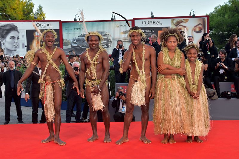 Miembros de una tribu de las Islas Vanuatu, que participaron en la película 'Tanna' posan en la alfombra roja del Festival de cine de Venecia. Ellos participaron en la película 'Tanna'.