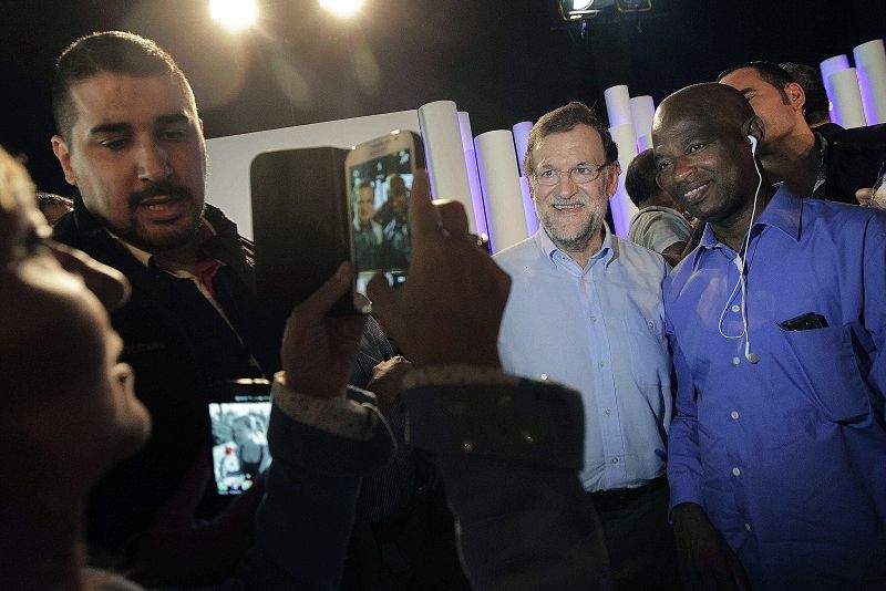 El presidente del Gobierno, Mariano Rajoy, se fotografía con un simpatizante en Lleida, durante el acto de campaña electoral del PPC con el que inició su participación en la campaña electoral catalana.