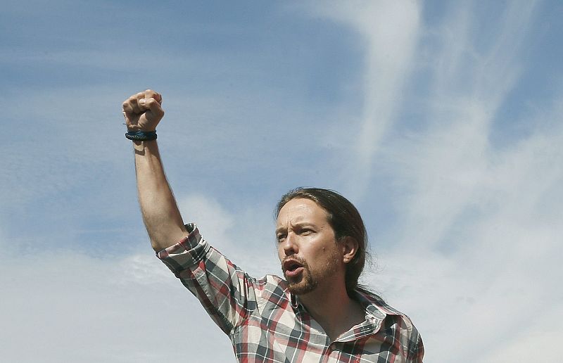 El secretario general de Podemos dijo a su auditorio en el barrio obrero de Barcelona que "Mas y Rivera son señoritos y la marca naranja es PP con envoltorio cool".