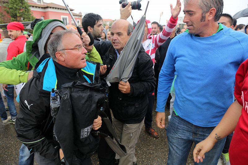 Un defensor de la celebración del Toro de la Vega golpea a un cámara de televisión durante los enfrentamientos que ha habido al inicio del festejo