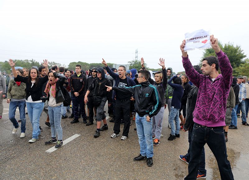 Defensores de los derechos de los animales protestan contra la celebración del Toro de la Vega