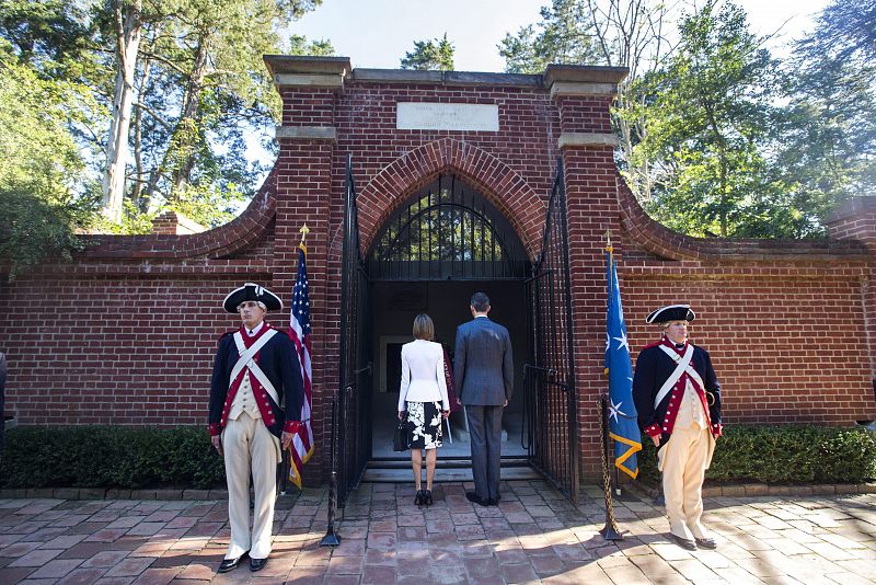 El rey Felipe VI y la reina Letizia depositan una corona de flores en el panteón de George Washington.